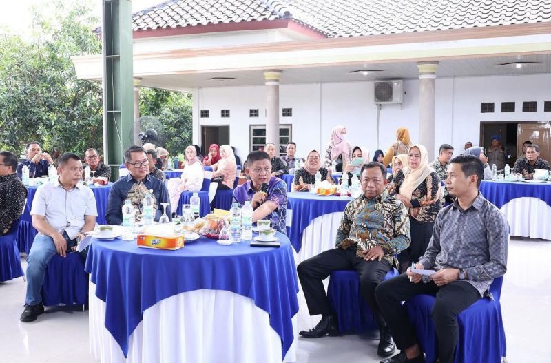 Bupati OKU Timur [OKUT] Ir H Lanosin MT membuka Evaluasi Kerja Triwulan 1 Tahun 2024 serta Soailisasi ILP [Integritas Layanan Primer] dan percepatan penurunan stunting di Kabupaten OKU Timur, Minggu 26 Mei 2024, bertempat di Puri Sebiduk Sehaluan.