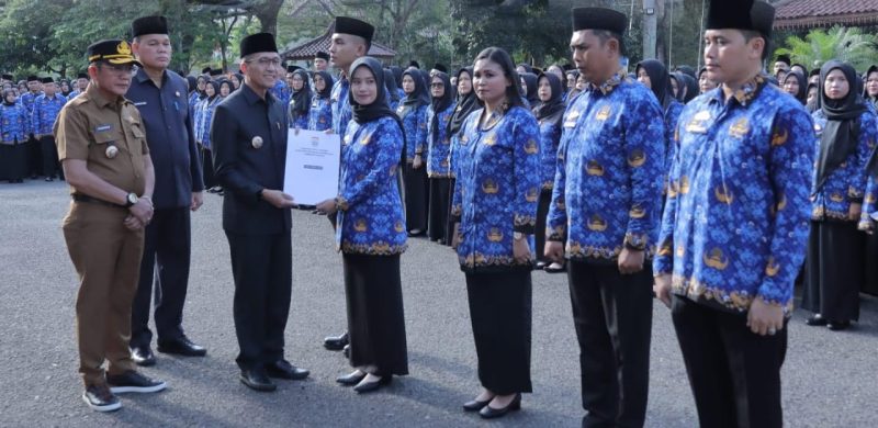 Penjabat Walikota Palembang Ratu Dewa resmi melantik 1484 pegawai pemerintah dengan perjanjian kerja [PPPK] angkatan tahun 2023 pada Senin 27 Mei 2024.