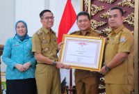 Acara Pembinaan Aparatur Kecamatan dan Kelurahan se-Kota Palembang dan Pemberian Penghargaan Pemenang Lomba Kelurahan Tingkat Kota Palembang Tahun 2024 yang berlangsung di Rumah Dinas Walikota, Selasa 28 Mei 2024 pagi.