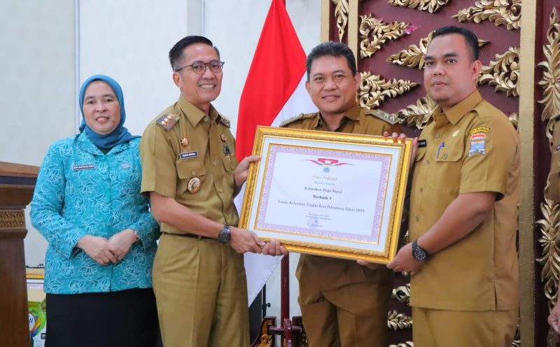 Acara Pembinaan Aparatur Kecamatan dan Kelurahan se-Kota Palembang dan Pemberian Penghargaan Pemenang Lomba Kelurahan Tingkat Kota Palembang Tahun 2024 yang berlangsung di Rumah Dinas Walikota, Selasa 28 Mei 2024 pagi.