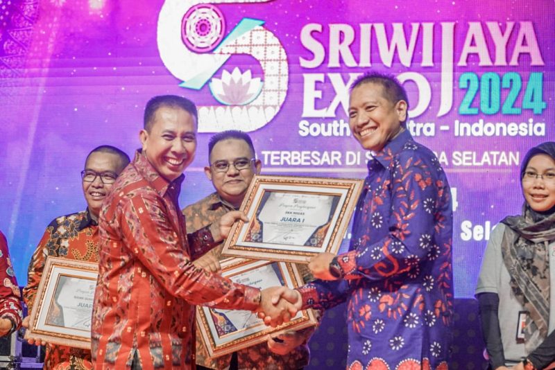 Booth SKK Migas-KKKS meraih juara 1 dalam gelaran Sriwijaya Expo 2024 semarak HUT ke 78 Provinsi Sumatera Selatan. Mewakili SKK Migas-KKKS Anggono menerima langsung penghargaan dan hadiah torehan Juara 1 di Sriwijaya Expo.