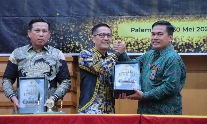 Penyerahan laporan hasil pemeriksaan itu diserahkan secara langsung Kepala BPK Perwakilan Sumsel Andri Yogama dan diterima langsung oleh Pj Walikota Ratu Dewa bersama Ketua DPRD Kota Palembang Zainal Abidin di kantor BPK Perwakilan Sumsel, Kamis 30 Mei 2024.