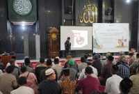 PT Bukit Asam Tbk [PTBA] menggelar pelatuhan penyembelihan hewan kurban menjelang hari raya Idul Adha 1445 Hijriah atau 2024 Masehi. Kegiatan berlangsung du Masjid Jami' Bukit Asam dan diikuti 123 peserta terdiri daei 106 pengurus masjid dan 17 perwakilan Pondok Pesantren serta panti asuhan di sekitar area operasi PTBA, Senin 27 Mei 2024.