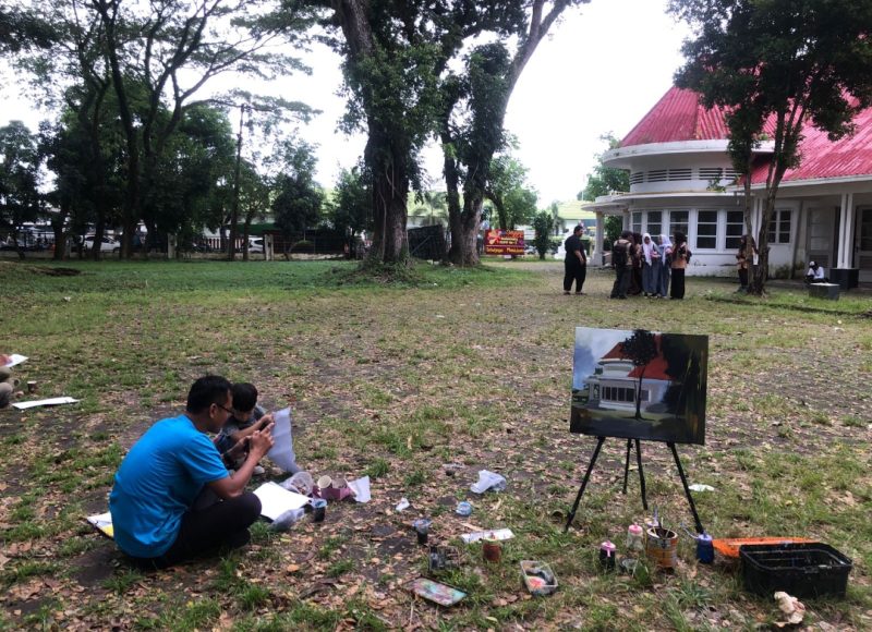 Program menggambar bersama seribu pelukis pada *Mei Bulan Menggambar Nasional 2024* yang diselenggarakan di Gedung Kesenian Palembang, berlangsung meriah.