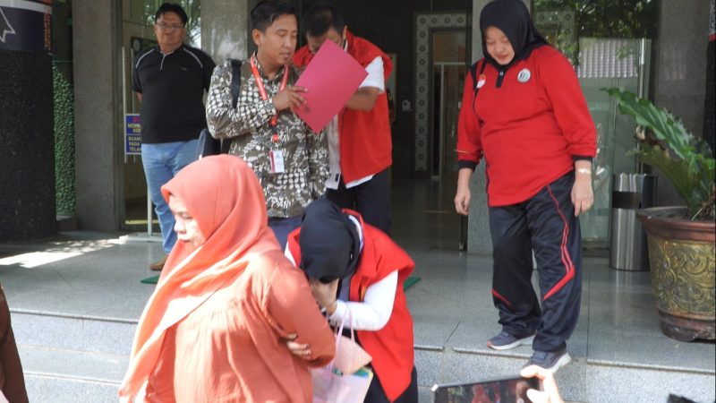 Tampak, DK selaku notaris di Yogyakarta, dan NW merupakan oknum pegawai BPN [Badan Pertanahan Nasional] Kota Yogyakarta digiring petugas memasuki mobil tahana Kejati Sumsel, Jumat 31 Mei 2024.