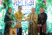 Ketua TP PKK-Darma Wanita Hj Dewi Sastrani Ratu Dewa dan Tria Gunawan terkesima dengan penampilan kesenian khas kota Balikpapan yang menjadi sorotan mata puluhan anggota Apeksi yang hadir di balaikota Balikpapan, Senin malam, 3 Juni 2024.
