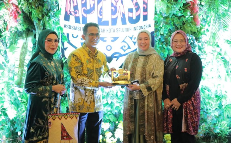 Ketua TP PKK-Darma Wanita Hj Dewi Sastrani Ratu Dewa dan Tria Gunawan terkesima dengan penampilan kesenian khas kota Balikpapan yang menjadi sorotan mata puluhan anggota Apeksi yang hadir di balaikota Balikpapan, Senin malam, 3 Juni 2024.