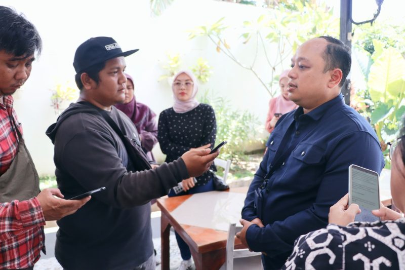 Manager Komunikasi PLN UIDS2JB Iwan Arissetyadhi saat diwawancarai, Rabu 5 Juni 2024.