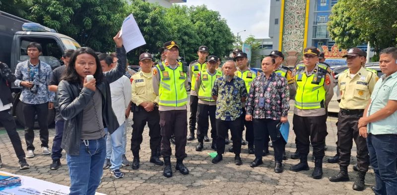 Puluhan massa aksi dari Koalisi Indonesia Energi Watch [KOINW] menggeruduk Kantor PLN UIDS2JB, Jumat 7 Juni 2024.