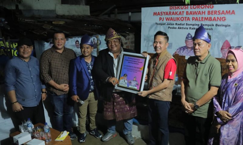 Berbagai persoalan masyarakat dan pemerintahan menjadi pembahasan dalam diskusi lorong masyarakat bawah bersama Pj Walikota Ratu Dewa yang berlangsung di Posko Aktivis Rakyat Bawah, Kecamatan Bukit Kecil, Minggu 10 Juni 2024.