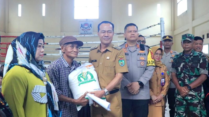Penjabat Walikota H Elman ST MM kembali menggelontorkan bantuan pangan CBP [cadangan beras pemerintah] tahap II atau terakhir untuk alokasi Juni 2024 di Gedung Serbaguna Kelurahan Prabujaya, Kecamatan Prabumulih Timur.