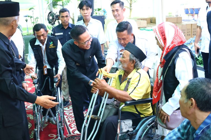 Semarak HUT 1341 Kota Palembang menjadi berkah bagi Penyandang Disabilitas, sebab dalam momentum tersebut Penjabat Walikota Ratu Dewa membagikan 100 kursi roda dan alat bantu dengar pada Rabu 12 Juni 2024.