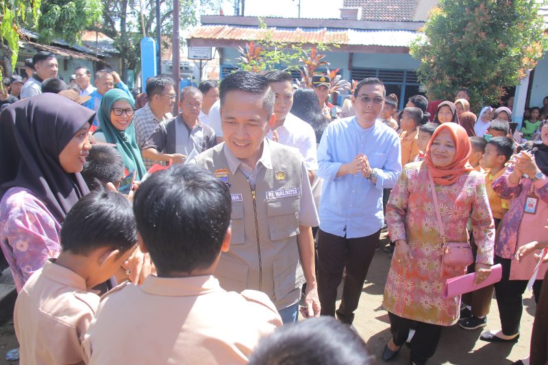 Pj Walikota Ratu Dewa menggelar acara silaturahmi dan penyerahan bantuan sembako kepada wali murid SD dan SMP se-Kecamatan Kertapati, Sabtu 15 Juni 2024.
