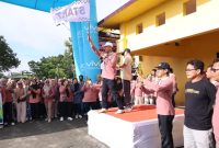 Pelepasan ratusan peserta jalan santai dilakukan Bupati Enos, selain itu terdapat 214 hadiah, dengan hadiah utama sepeda listrik, berlangsung di halaman RSUD OKUT pada Sabtu 15 Juni 2024.