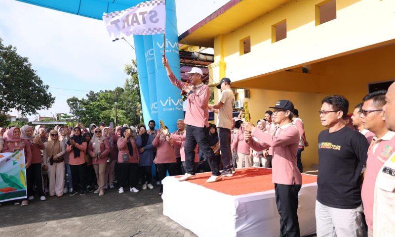 Pelepasan ratusan peserta jalan santai dilakukan Bupati Enos, selain itu terdapat 214 hadiah, dengan hadiah utama sepeda listrik, berlangsung di halaman RSUD OKUT pada Sabtu 15 Juni 2024.