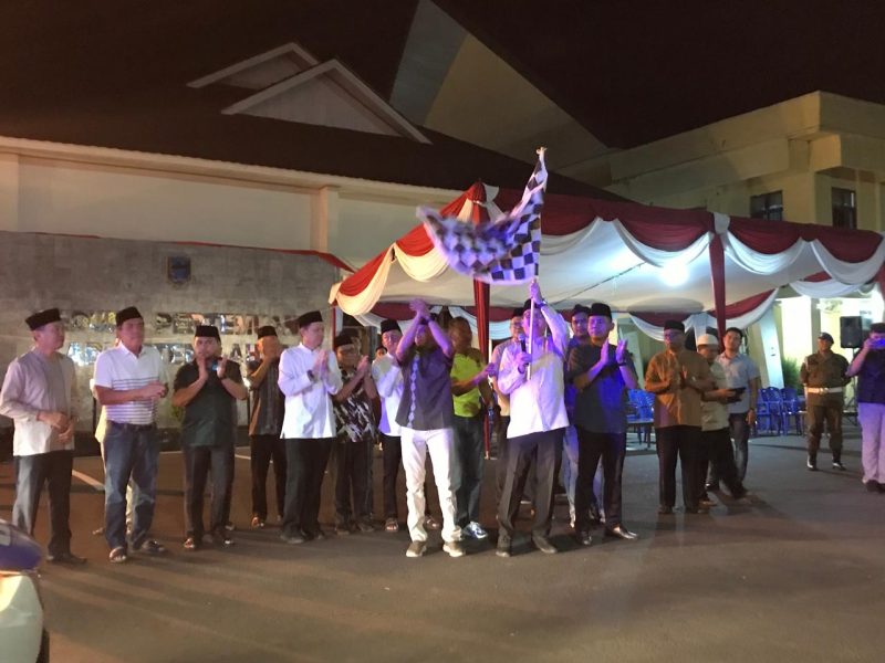 Penjabat Bupati Lahat Muhammad Farid melepas peserta Takbir Keliling Idul Adha 1445 Hijriah, Minggu malam, 16 Juni 2024.