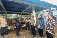 Menyambut hari raya Idul Adha 1445 Hijriah, didasari instruksi Penjabat Gubernur Sumatera Selatan Agus Fatoni, Pemerintah Kabupaten [Pemkab] Lahat menggelar penyerahan hewan kurban serentak se-Sumsel [virtual] pada Minggu 16 Juni 2024.