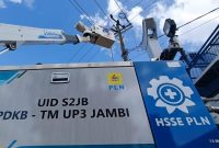 Tim Pekerjaan Dalam Keadaan Bertegangan (PDKB) guna mengoperasikan jaringan baru pelanggan umum di Jalan Lingkar Selatan, Kota Jambi.