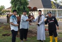 Penyerahan bantuan hewan kurban secara simbolis dilakukan Direktur Utama PTBA Arsal Ismail kepada pengurus Masjid Jami' Bukit Asam, Jumat 14 Juni 2024.