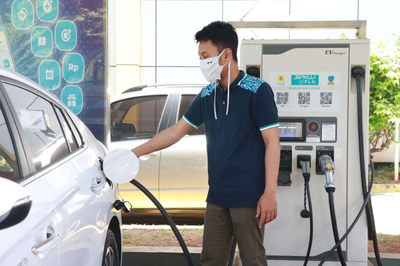 PT PLN (Persero) menyiagakan 1470 Stasiun Pengisian Kendaraan Listrik Umum (SPKLU) untuk mendukung kelancaran arus mudik dan balik dalam momen libur Idul Adha 1445 Hijriah.