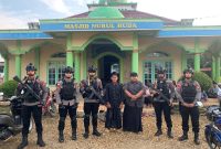 Satbrimob Polda Kalbar lakukan pengamanan ke sejumlah masjid guna memberikan rasa aman dan nyaman kepada umat muslim yang melaksanakan ibadah Idul Adha 1445 Hijriah, Senin 17 Juni 2024.