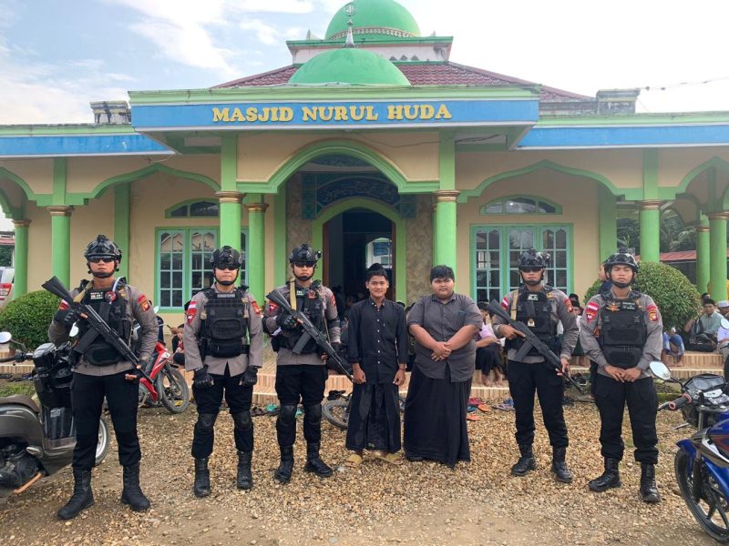 Satbrimob Polda Kalbar lakukan pengamanan ke sejumlah masjid guna memberikan rasa aman dan nyaman kepada umat muslim yang melaksanakan ibadah Idul Adha 1445 Hijriah, Senin 17 Juni 2024.