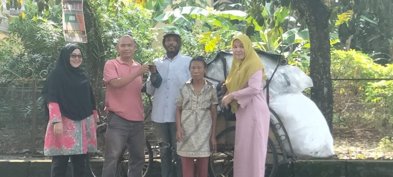 Forum Jurnalis Lahat [FJL] menyalurkan daging kurban Idul Adha 1445 Hijriah bagi kaum dhuafa di bumi Seganti Setungguan.