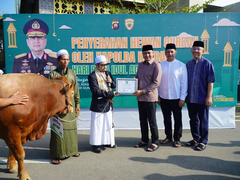 Kepolisian Daerah Kalimantan Barat [Polda Kalbar]  menyalurkan sebanyak 135 sapi dan 134 ekor kambing pada perayaan Hari Raya Idul Adha 10 Dzulhijah 1445 H. Acara ini berlangsung penuh khidmat dan dihadiri jajaran kepolisian serta masyarakat sekitar.