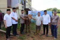 Polres Kubu Raya menyerahkan bantuan 16 hewan kurban Idul Adha 1446 Hijriah, di antaranya satu sapi dan 15 ekor kambing untuk beberapa pondok pesantren, panti asuhan, dan masyarakat Kabupaten.