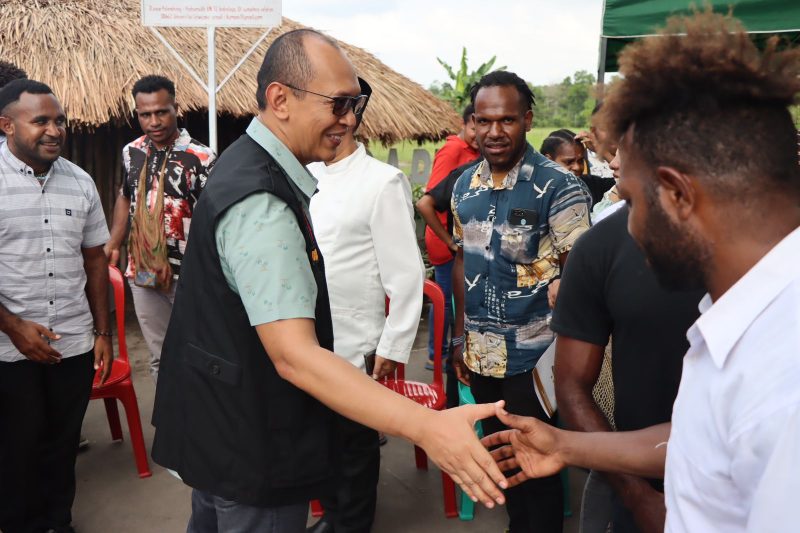 Kapolda Sumatera Selatan, A Rachmad Wibowo SIK melakukan halalbihalal bersama mahasiswa Kompas [Komunitas Mahasiswa Papua Sriwijaya] di sekretariat Kompas Universitas Sriwijaya, Indralaya. Kegiatan dimulai pukul 11.00 WIB ini berlangsung dengan penuh keakraban dan kebersamaan, Senin 17 Juni 2024 siang.