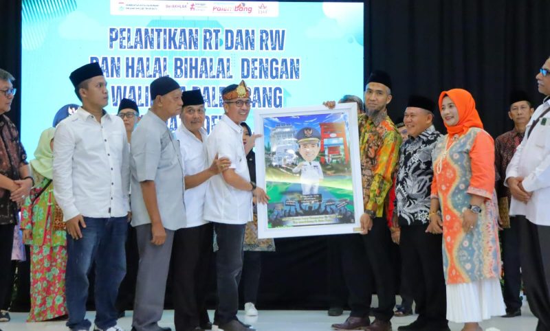 Penjabat Walikota Ratu Dewa Lantik Ratusan RT RW di Kecamatan Ilir Timur 1.