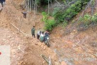 Peristiwa tanah longsor hingga berdampak terputusnya akses jalan di sejumlah desa, Nanga Nyuruh menuju Nanga Kempangai, Kerangan Kora, Jabai dan desa Penyuguk di Kecamatan Ella Hilir, Kabupaten Melawi, Kalimantan Barat. Intensitas curah hujan tinggi sebagai pemicu longsor di wilayah tersebut.