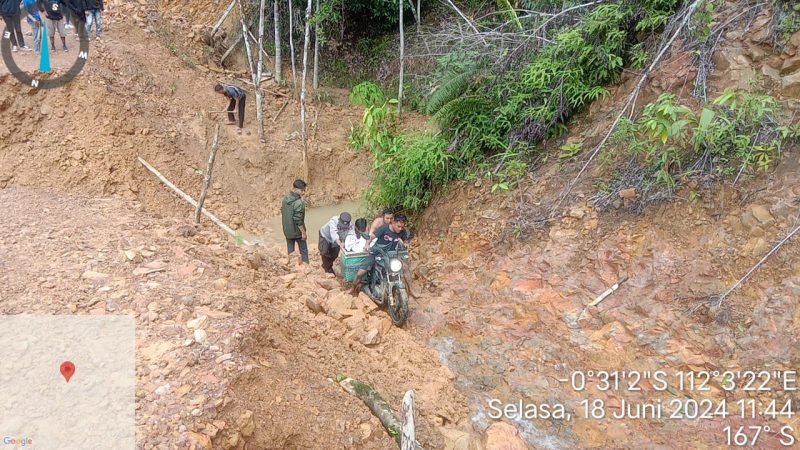 Peristiwa tanah longsor hingga berdampak terputusnya akses jalan di sejumlah desa, Nanga Nyuruh menuju Nanga Kempangai, Kerangan Kora, Jabai dan desa Penyuguk di Kecamatan Ella Hilir, Kabupaten Melawi, Kalimantan Barat. Intensitas curah hujan tinggi sebagai pemicu longsor di wilayah tersebut.