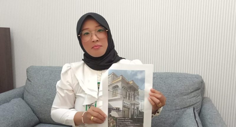Kasipenkum Kejati Sumsel, Vanny Yulia Eka Sari SH MH menunjukkan rumah milik R [DPO] berlantai 3 dan baru selesai direnovasi pada 2023, Rabu 19 Juni 2024.