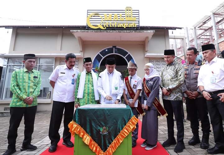 Bupati Ogan Ilir Panca Wijaya Akbar bersama Penjabat [Pj] Gubernur Sumatera Selatan [Sumsel] Agus Fatoni menghadiri Haflah Akhirussanah dan HUT  ke 57 Pondok Pesantren [Ponpes] Al-Ittifaqiah di Desa Tanjung Lubuk Kecamatan Indralaya Selatan Kabupaten Ogan Ilir, Rabu 19 Juni 2024.