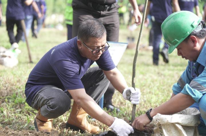 PT Bukit Asam Tbk [PTBA] menggelar Green Mining, yakni penanaman pohon bersama, dalam rangka memperingati Hari Lingkungan Hidup Sedunia [HLHS]. Acara ini dilaksanakan di Botanical Garden, Muara Enim, Jumat 14 Juni 2024.