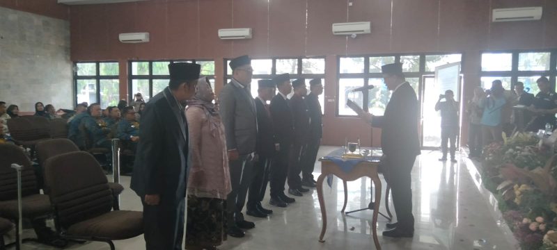 Penjabat Bupati Muhammad Farid SSTP MSi melantik tujuh pejabat tinggi pratama. Terhadap ketujuh pejabat dilakukan upacara dan pengambilan sumpah/janji jabatan, berlangsung di Gedung Pertemuan Lahat, Kamis 20 Juni 2024.