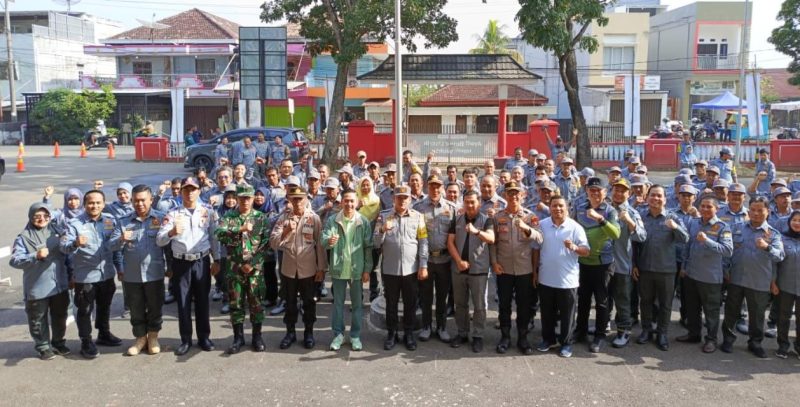 Pemerintah kota Palembang melalui Sekretaris Daerah [Sekda] kota Palembang, H Ratu Dewa gelar langsung Apel Siaga Kamtibnas
dalam rangka Persiapan Pemilukada 2024 di halaman kantor Kecamatan Ilir Barat Satu, Jumat 21 Juni 2024.