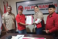 Pengambilan formulir pendaftaran ke mabes Partai Demokrasi Indonesia Perjuangan Sumatera Selatan (PDI-P Sumsel), tim HA Lagan diterima Wakil Ketua PDI-P Sumsel Tun Teja.