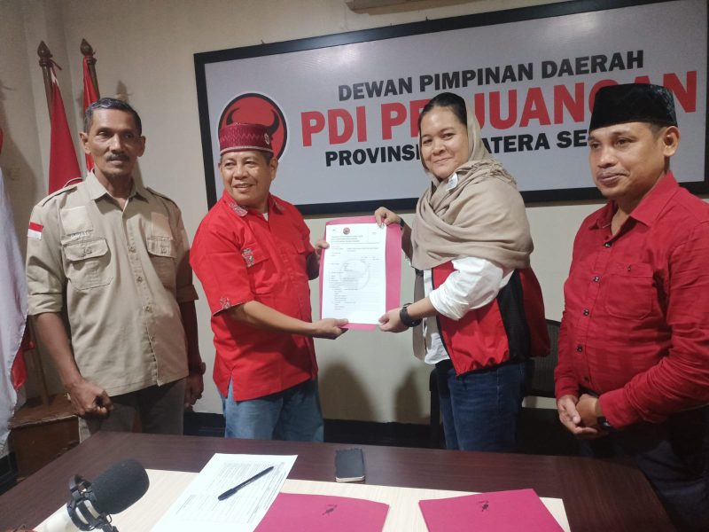 Pengambilan formulir pendaftaran ke mabes Partai Demokrasi Indonesia Perjuangan Sumatera Selatan (PDI-P Sumsel), tim HA Lagan diterima Wakil Ketua PDI-P Sumsel Tun Teja.