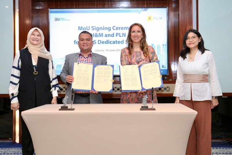 Penandatanganan nota kesepahaman Green Energy As Services (GEAS) Dedicated Source dilakukan oleh Executive Vice President (EVP) Penjualan dan Pelayanan Pelanggan Enterprise PLN, Nayusrizal dengan Regional Country Manager of China and South East Asia H&M, Jessica Wilhelmsson dan disaksikan General Manager PLN UID Jawa Barat, Susiana Mutia selaku penyedia listrik hijau dedicated source untuk pabrik H&M di wilayah Jawa Barat pada Rabu 19 Juni 2024.