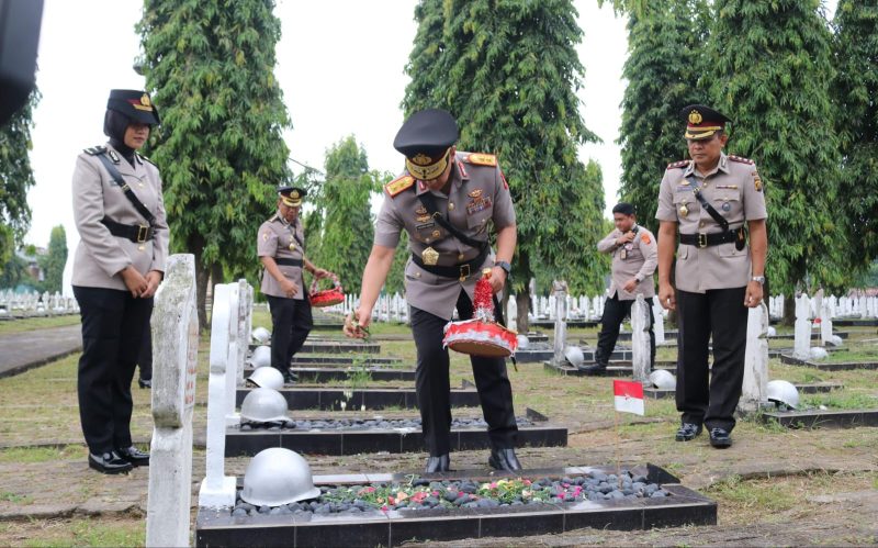 Kapolda Sumsel Irjen Pol A Rachmad Wibowo SIK MIK melakukan tabur bunga di TMP Ksatria Ksetra Siguntang Palwmbang dalam rangkaian Hari Jadi Bhayangkara ke 78 Senin 24 Juni 2024.