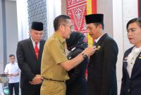 Sekretaris Daerah [Sekda] Ratu Dewa menyematkan Satyalencana Karya Satya bagi 400 ASN [aparatur sipil negara] masa bakti 10 hingga 30 tahun secara simbolis di lingkungan Pemerintah Kota Palembang, berlangsung di Aula Dinas Pendidikan [Disdik] Palembang, Selasa 25 Juni 2024.