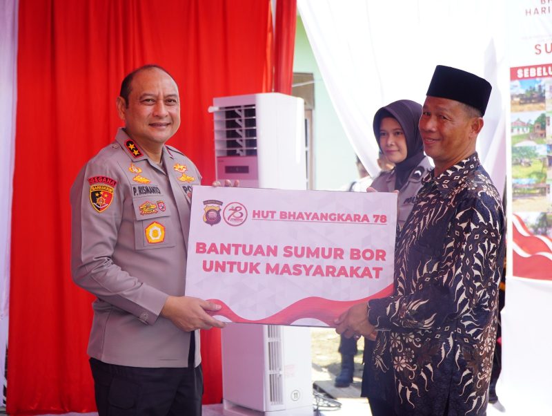 Kapolda Kalimantan Barat [Kalbar] Irjen Pol Pipit Rismanto SIK MH menggelontorkan bantuan sosial [Bansos] dan bakti sosial [Baksos] bagi masyarakat.