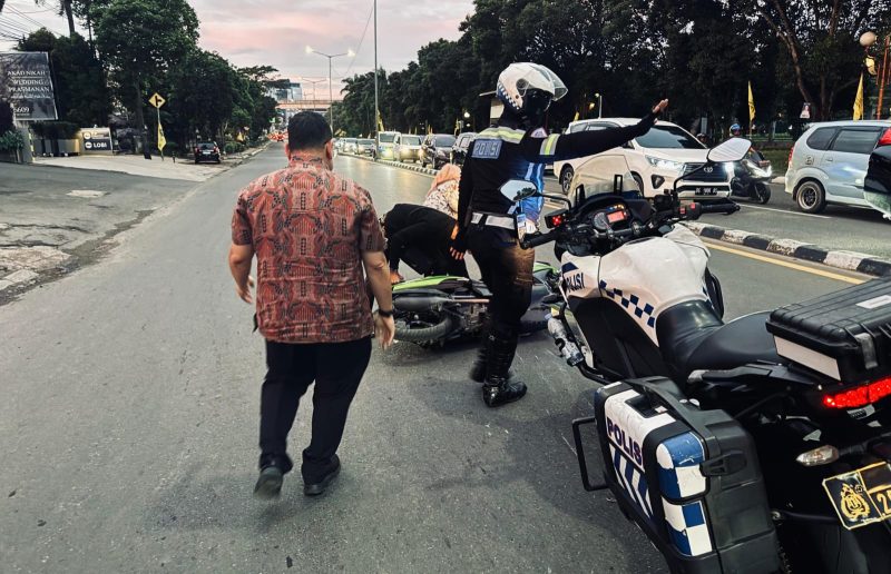 Penjabat Walikota Palembang A Damenta rela turun dari mobil dinasnya untuk membantu pengendara sepeda motor yang tengah mengalami kecelakaan. Sontak aksi Penjabat Walikota pun menuai pujian dari masyarakat.