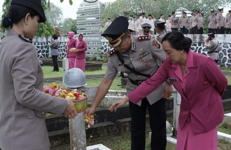 Dalam rangka memperingati Hari Ulang Tahun [HUT] ke-78 Bhayangkara, Polresta Pontianak menggelar ziarah rombongan di Taman Makam Pahlawan [TMP] Dharma Patria Jaya, Kubu Raya. Acara tersebut dipimpin Wakapolresta Pontianak, AKBP NB Darma SIK MH.