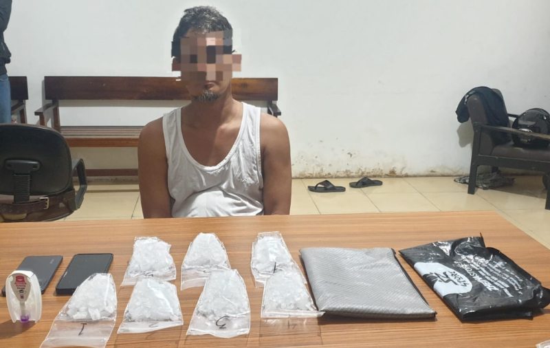 Tujuh bungkus paket sabu dengan berat 7,5 ons gagal beredar di Kabupatsn Sambas, setelah Tim Gabungan Polda Kalimantan Barat [Kalbar] berhasil membekuk pelaku HR di samping sskolah dasar [SD] Pemangkat, Jalan Moh Sohor, Desa Pemangkat, Jumat 28 Juni 2024.