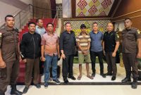 Tim Tabur [tangkap buronan] Kejaksaan Tinggi Nusa Tenggara Timur [Kejati NTT] kembali menggulung tersangka DPO alias buronan keempat Daniel Benediktus Tae/Dani di Kali Kaka Bai, Desa Pariti Kabupaten Kupang sekira pukul 17.15 WITA 2 Juli 2024. Selanjutnya terpidana Dani dibawa ke Kejati NTT.