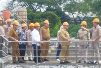 Penjabat Walikota Dr Ucok Abdulrauf Damenta [UAD] saat melakukan kunjungan di Jalan Rambutan, Ilir Barat II, Palembang, Selasa 2 Juli 2024.