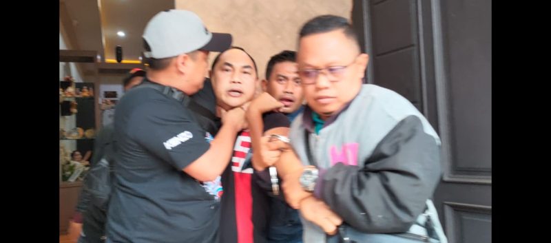 Satgas SIRI Kejaksaan Agung kembali membekuk buronan alias DPO Andrian Syahbana dengan kasus pembalakan liar. Terpidana ity diamankan di Jalan Banjar Permai Pemurus Dalam Kota Banjarmasin.